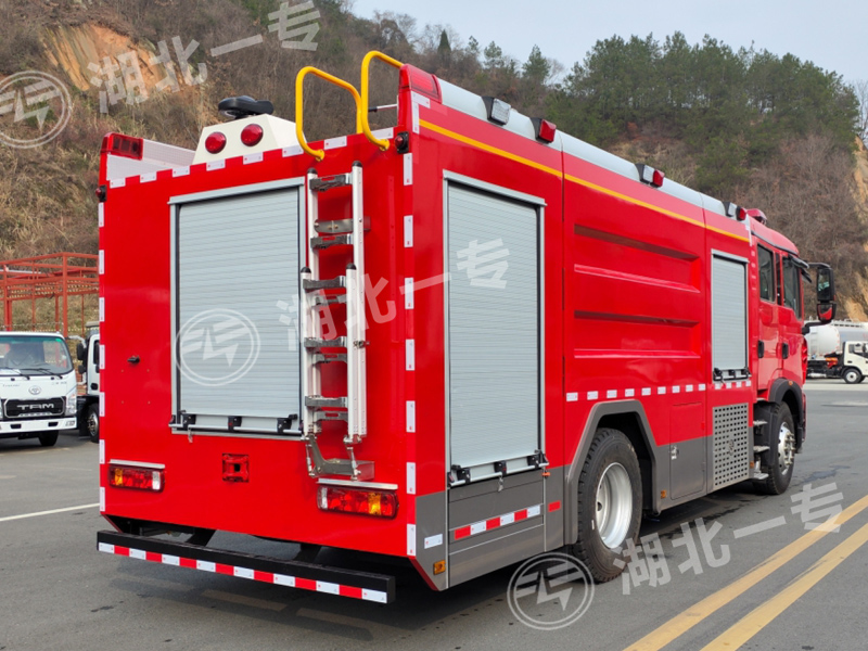 重汽豪沃泡沫消防车