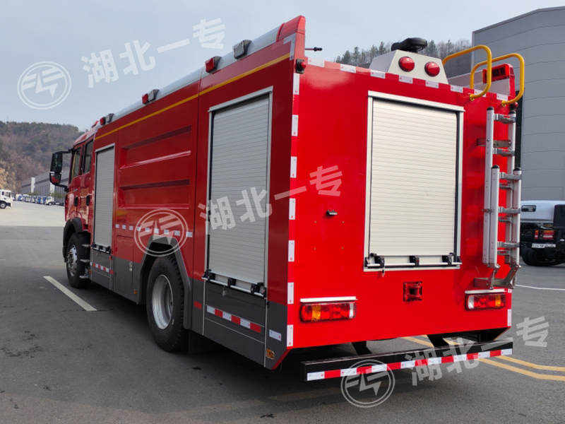 重汽豪沃泡沫消防车