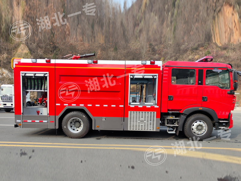 重汽豪沃泡沫消防车
