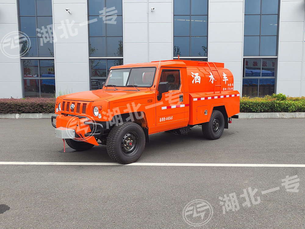 北汽勇士四驱洒水车（圆罐）