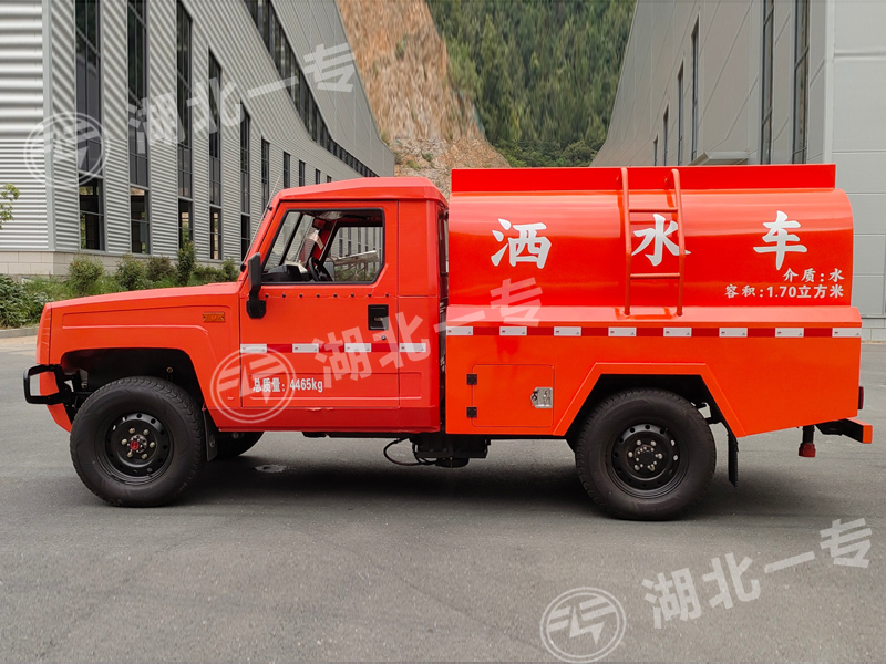 北汽勇士四驱洒水车（圆罐）