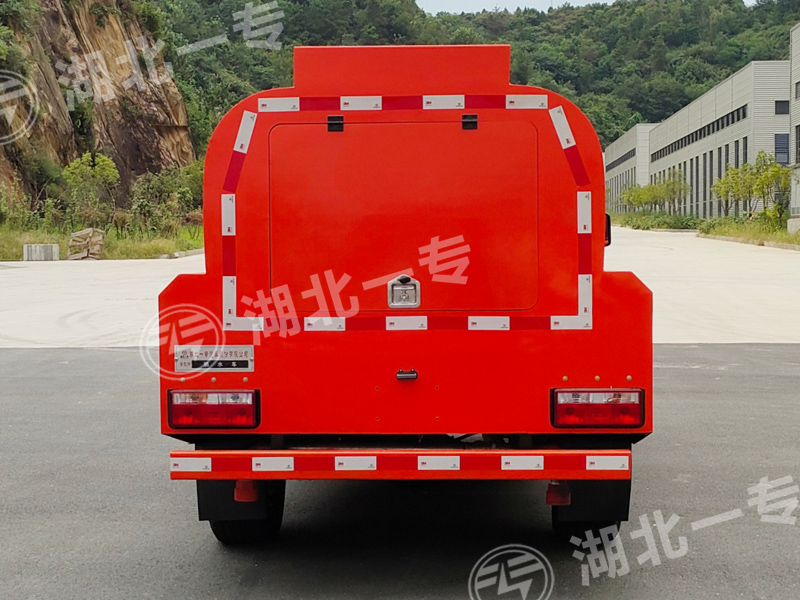 北汽勇士四驱洒水车（圆罐）
