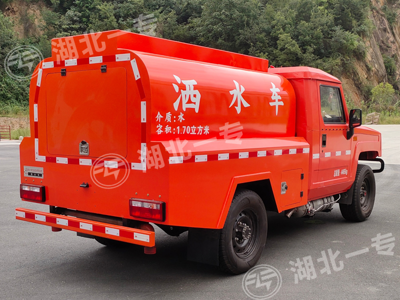 北汽勇士四驱洒水车（圆罐）