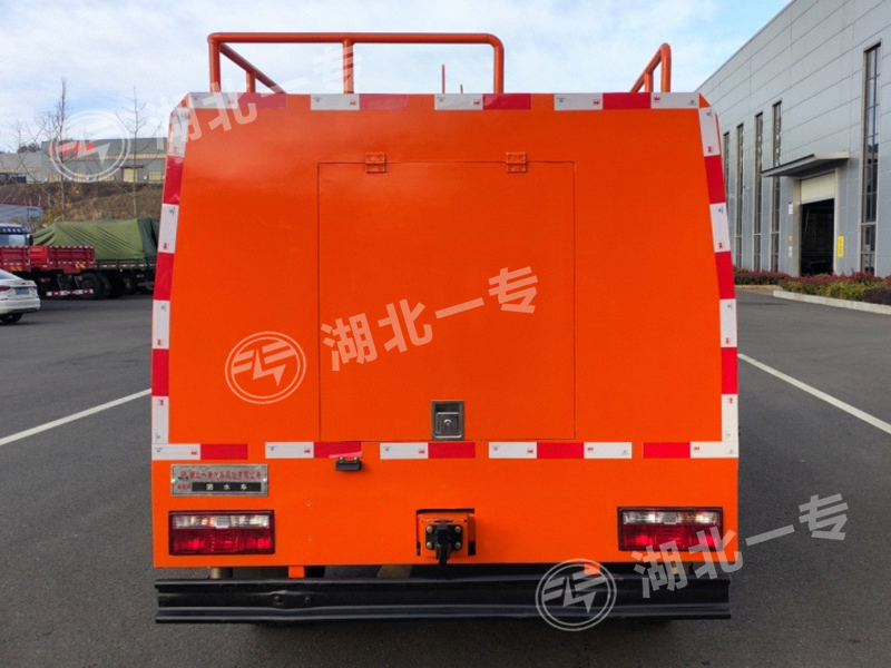 北汽勇士双排洒水车